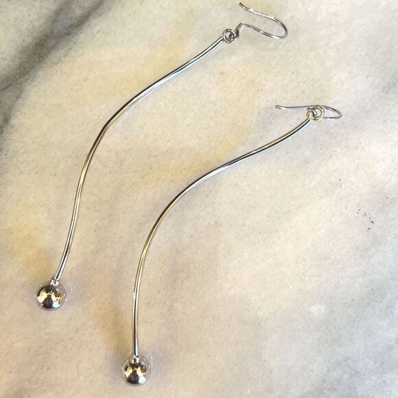 Minimalist silver plated drop earrings with wave and ball - Picture 4 of 6